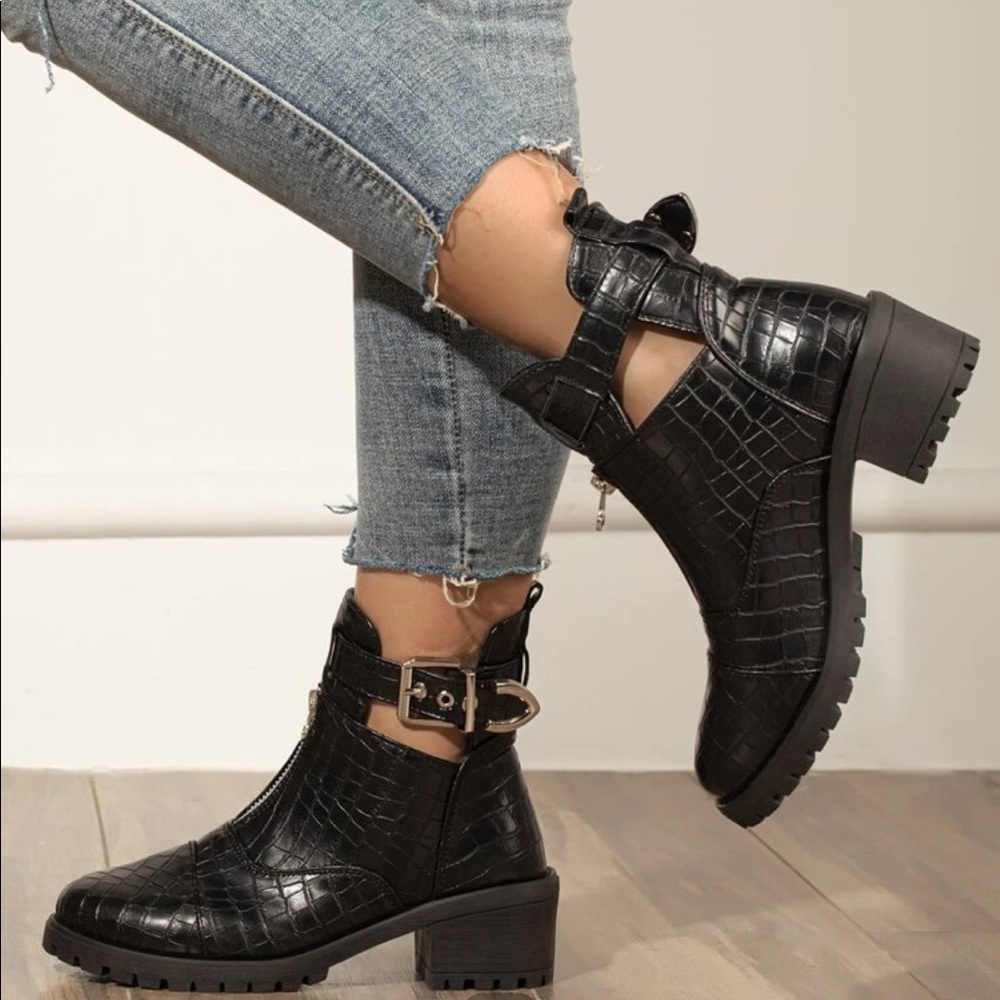 Buckle design croc embossed chuncky boot